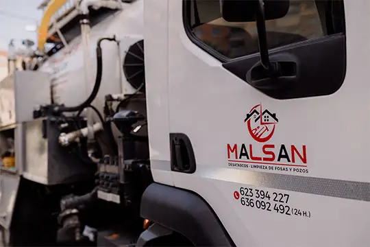 Camión cuba con logo y teléfonos de Malsan